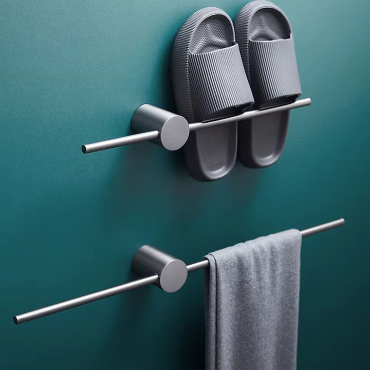 Barre porte serviette extensible, sur mur avec serviette et claquettes suspendues