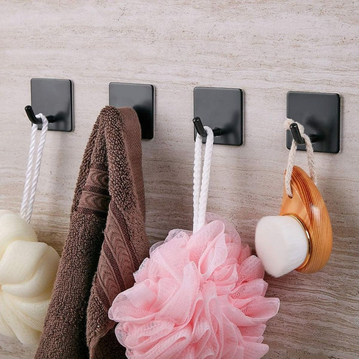 Crochet adhésif pour salle de bain - 3M - noir mat, avec serviette, fleur de douche et brosse accroché