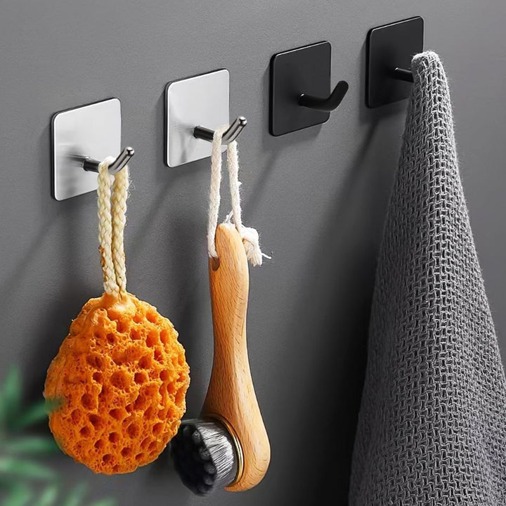 Crochet adhésif pour salle de bain - 3M - 2 noirs et 2 argentés fixés au mur, avec serviette et éponge de douche accroché