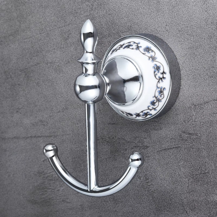 Patère murale design chromée et céramique fixée sur mur gris