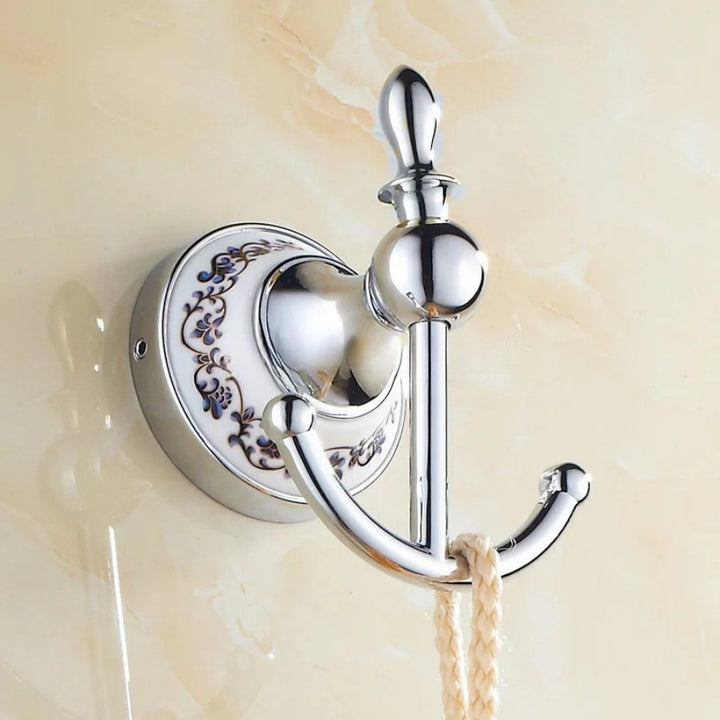 Patère murale double chromée et céramique avec serviette suspendue
