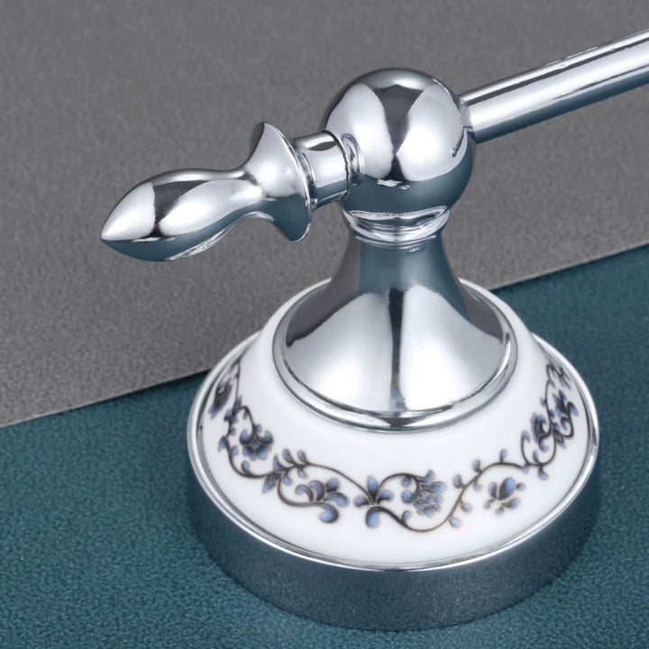 Détail décor céramique fleurie avec base chromée patère salle de bain