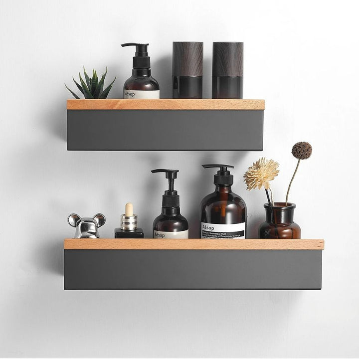 Étagère murale bois et métal design dimensions 30 et 40 cm accrochés au mur avec des savons et des décorations de salle de bain