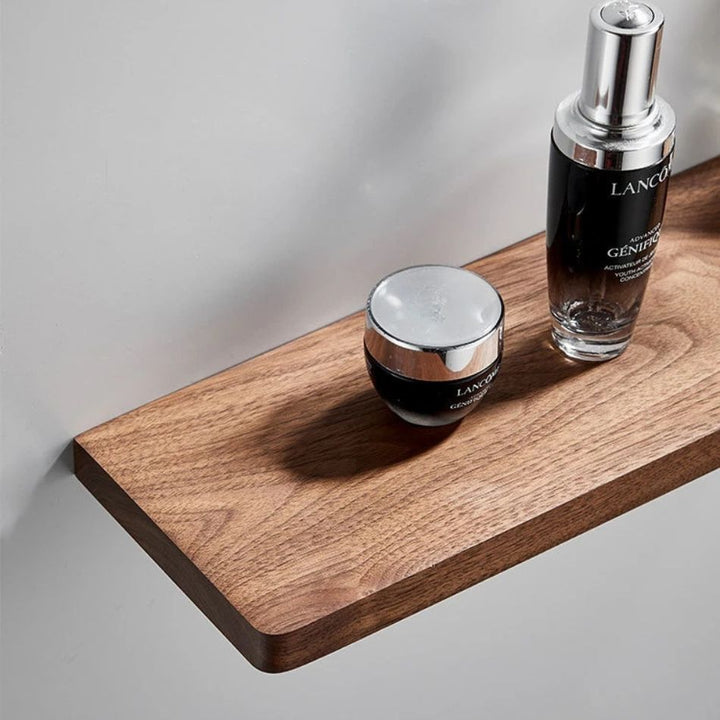 Étagère murale bois massif salle de bain, plat, vue de près, avec produits de soin lancome