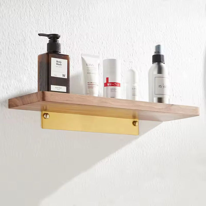 Étagère murale bois massif et fixation en métal doré pour salle de bain avec crème et savon disposés
