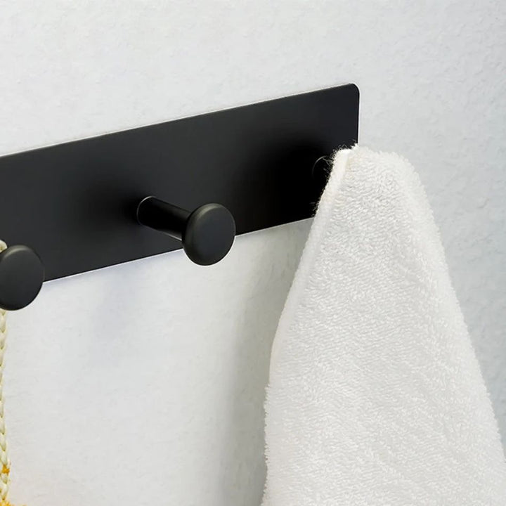Patère à Coller sur la Porte, fixation adhésive 3M, coloris noir vue de près avec serviette suspendue