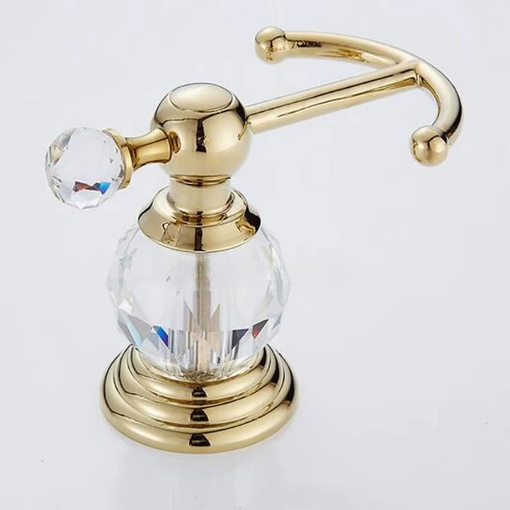 Patère dorée vintage élégante en métal et cristal sur fond blanc