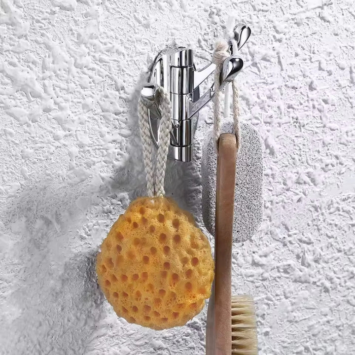 Patère murale 3 crochets chromée fixée dans une salle de bain avec accessoires suspendus