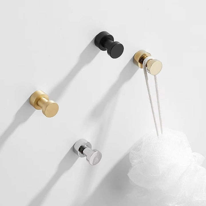 Patères murales métal rondes fixées au mur blanc avec serviette et accessoires