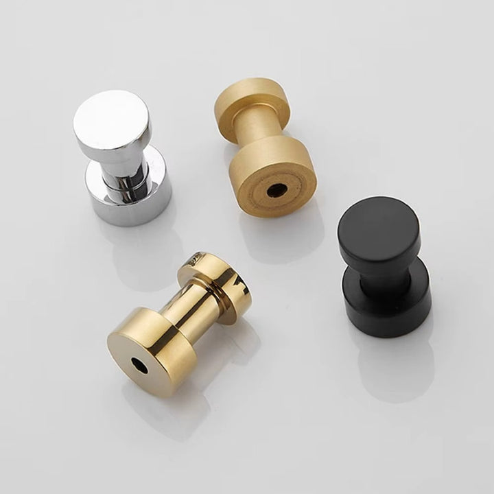 Différents modèles de patères murales rondes métal chromé, doré, noir et mixte