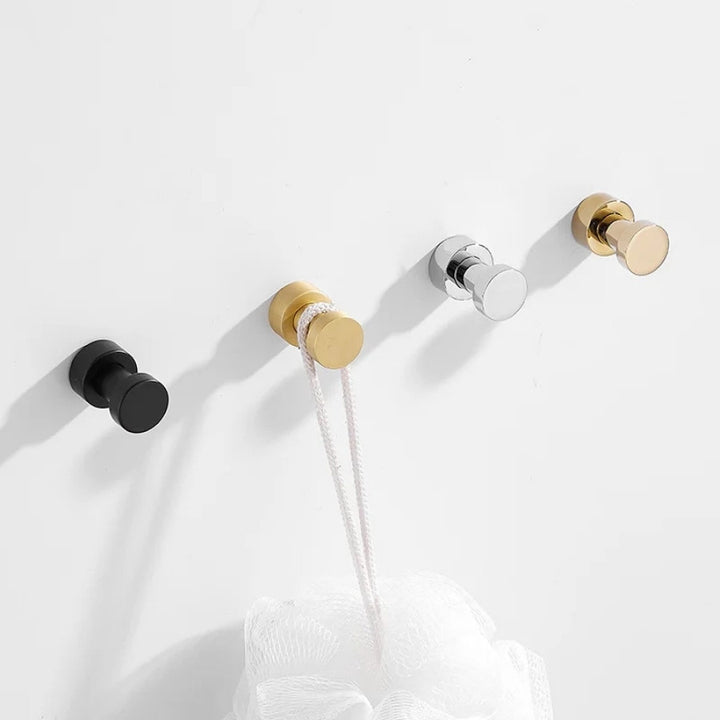 Patères murales métal rondes fixées au mur blanc avec accessoires suspendus